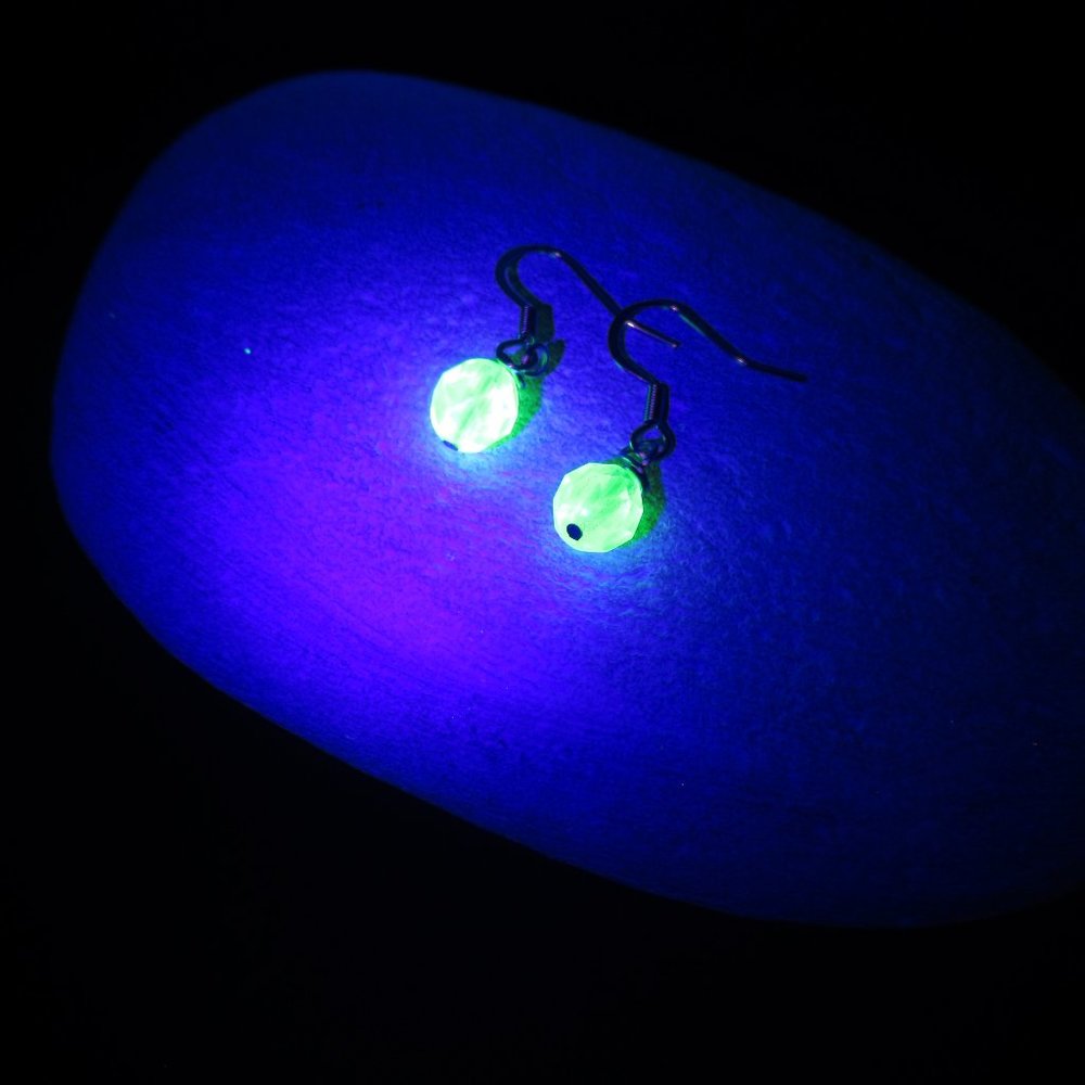 Vintage Uranium glass bead earrings - Picture 4 of 7